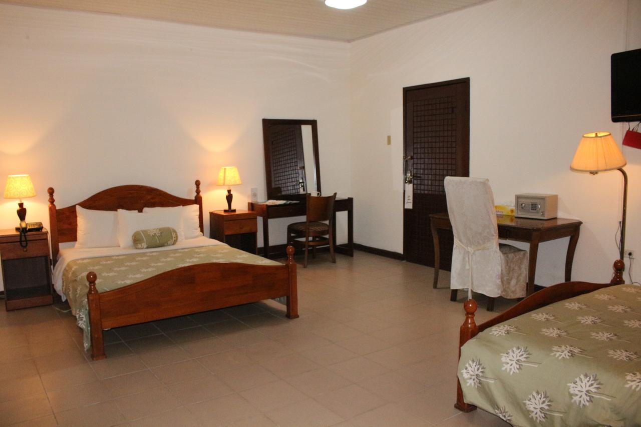 Embassy Suites Hotel Monrovia Exterior foto